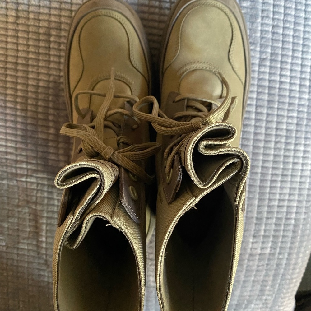 UGG Hiking Boots (8). NWOT